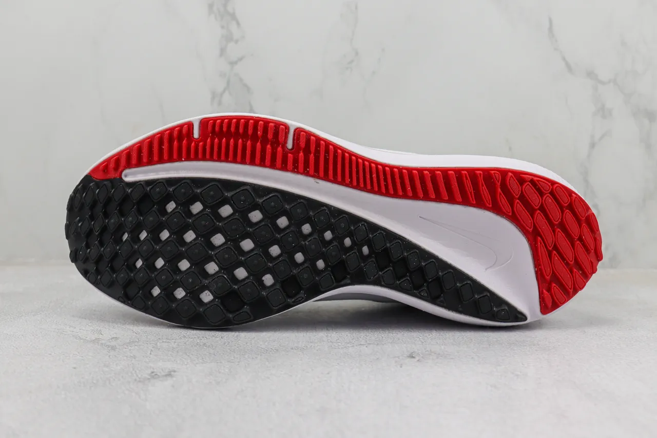 Tênis de corrida Nike branco vermelho com upper de malha engineered, branding Swoosh preto 8