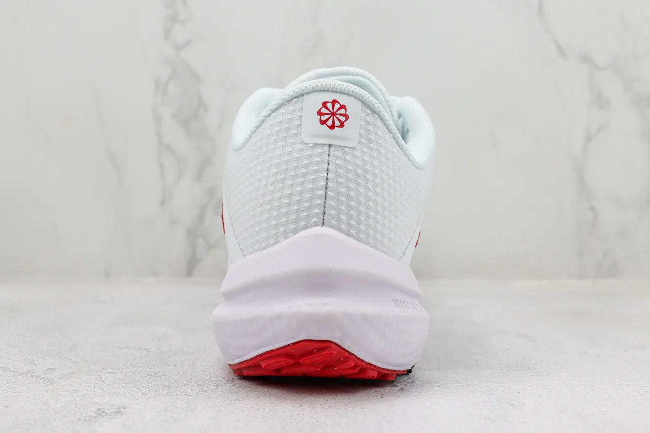 Tênis de corrida Nike branco vermelho com upper de malha engineered, branding Swoosh preto 9