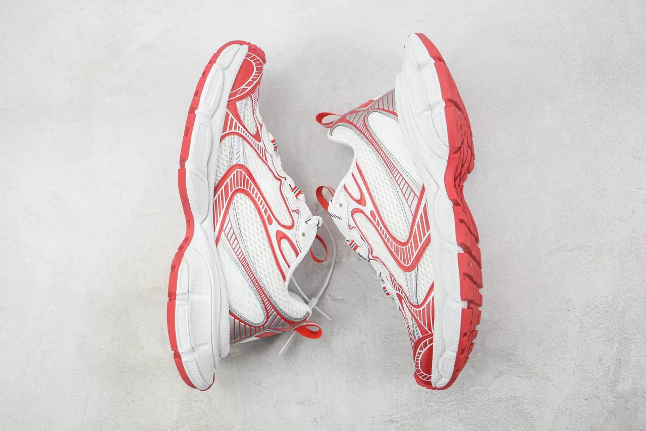 Nike সাদা লাল লেয়ার্ড সিন্থেটিক কেজ ওভারলে শ্বাসযোগ্য মেশ আপার চাঙ্কি স্নিকার 2