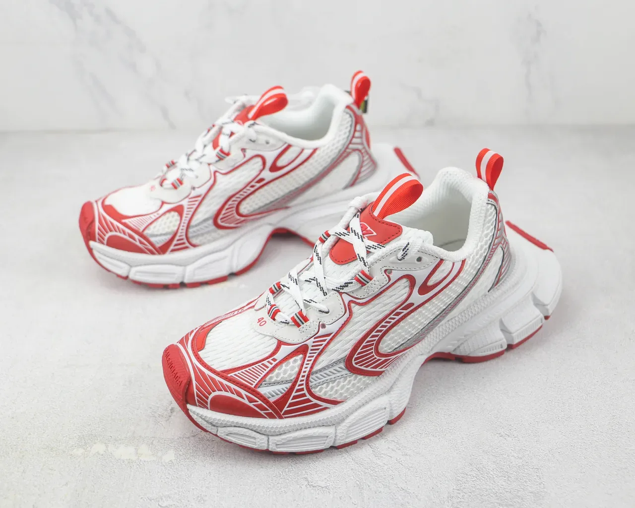Nike সাদা লাল লেয়ার্ড সিন্থেটিক কেজ ওভারলে শ্বাসযোগ্য মেশ আপার চাঙ্কি স্নিকার 4