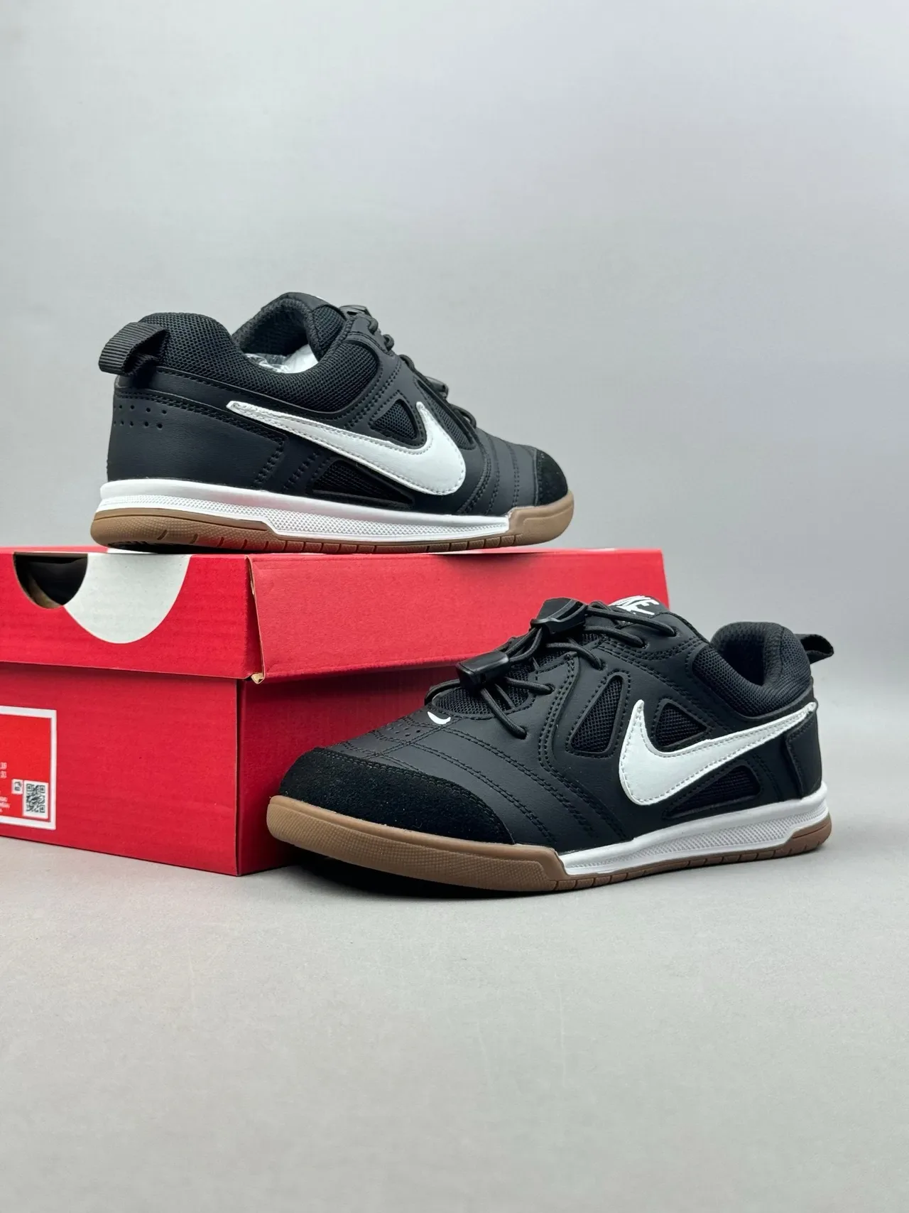 Nike White Red Low-Top Gum Sole Lifestyle Sneakers 6