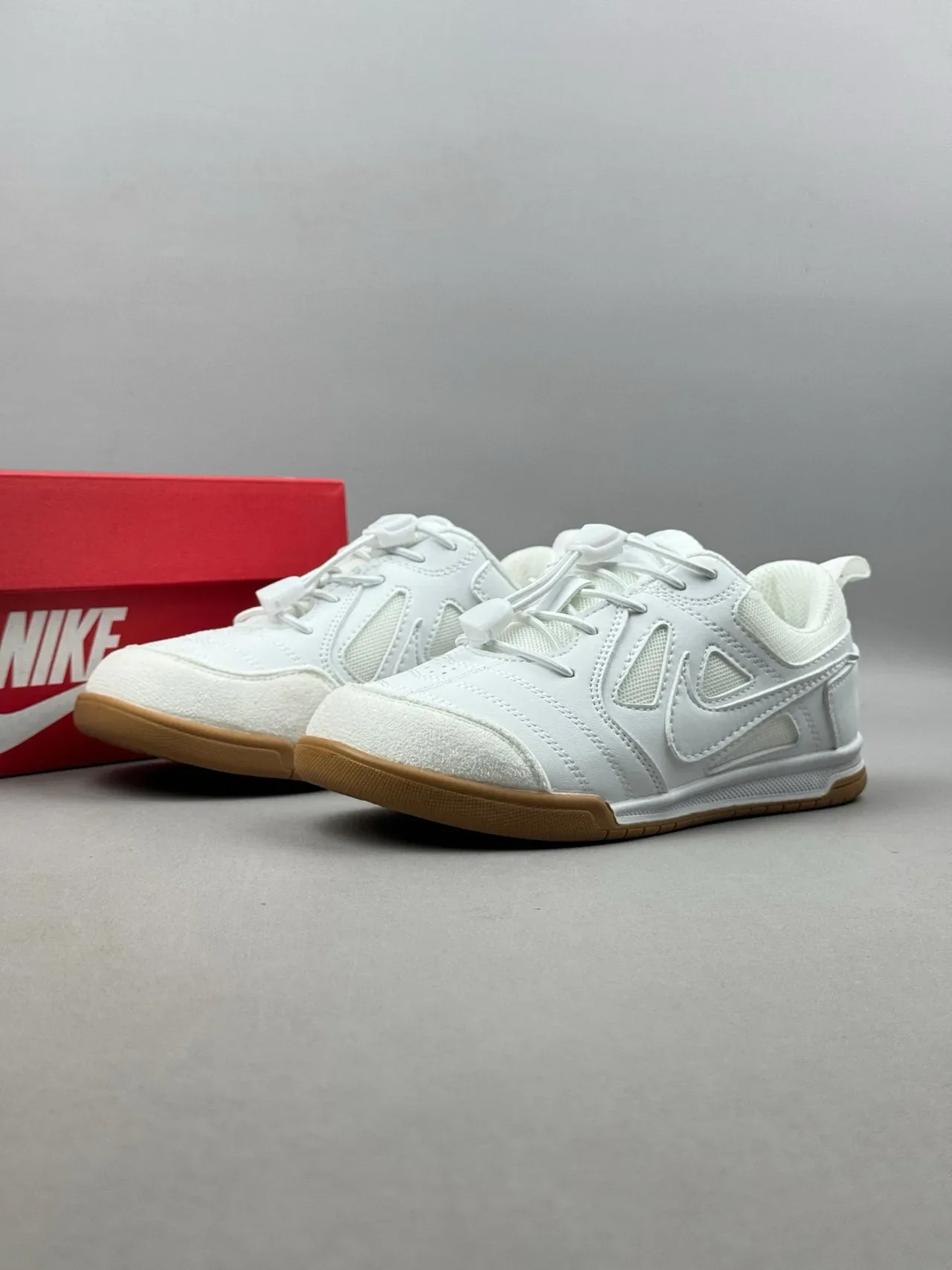 Nike White Red Low-Top Gum Sole Lifestyle Sneakers 18