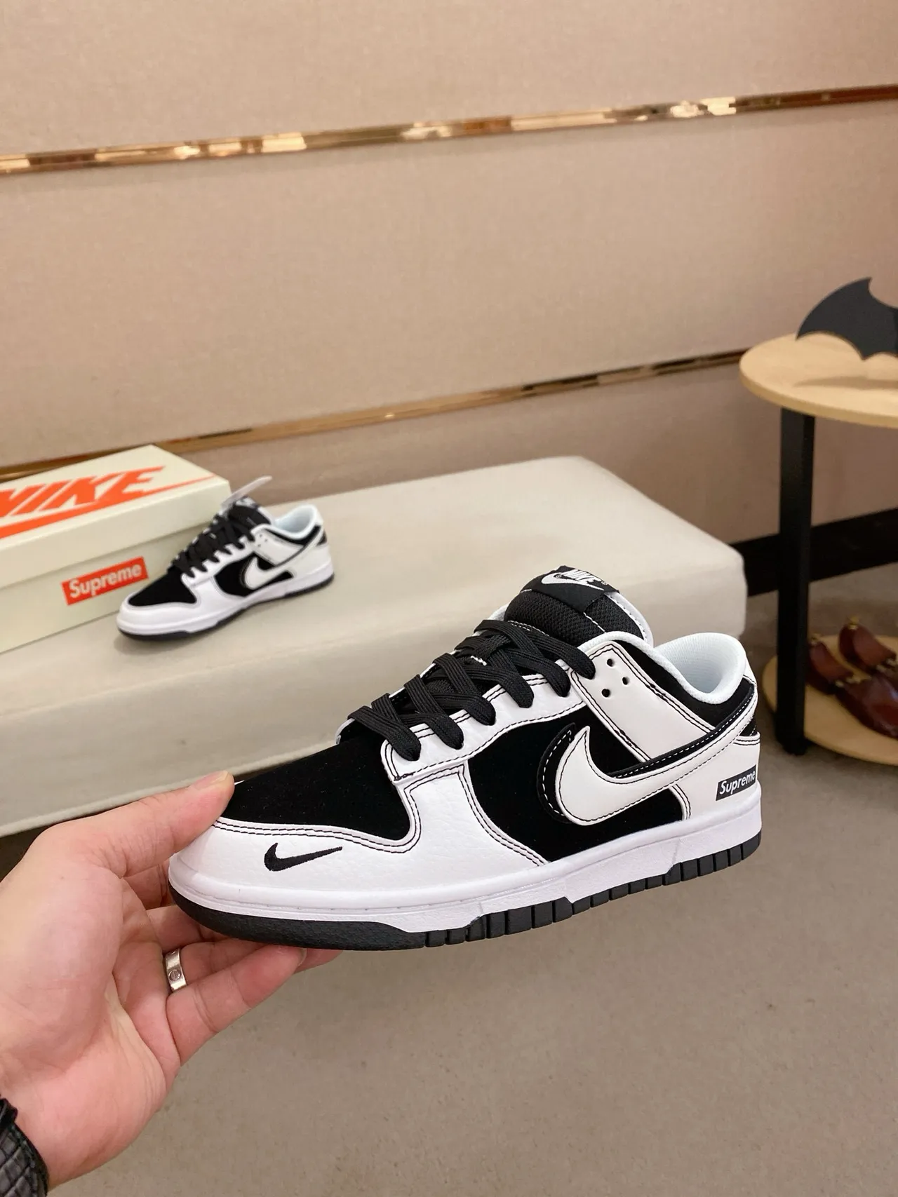 Nike x Supreme Dunk Low काला सफेद स्केटबोर्ड जूते 3