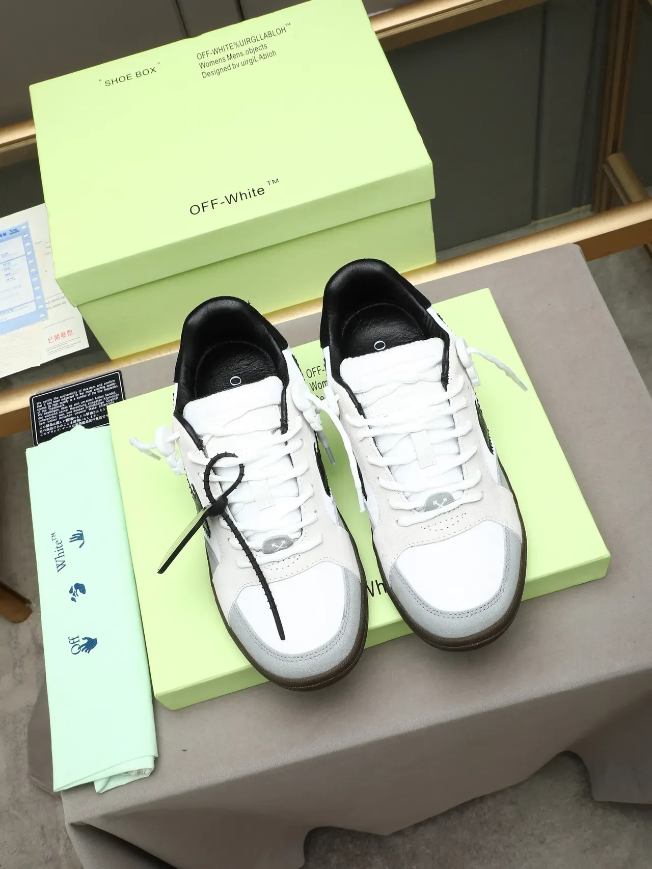 Off-White sneakers noires déconstruites style de vie industriel 2