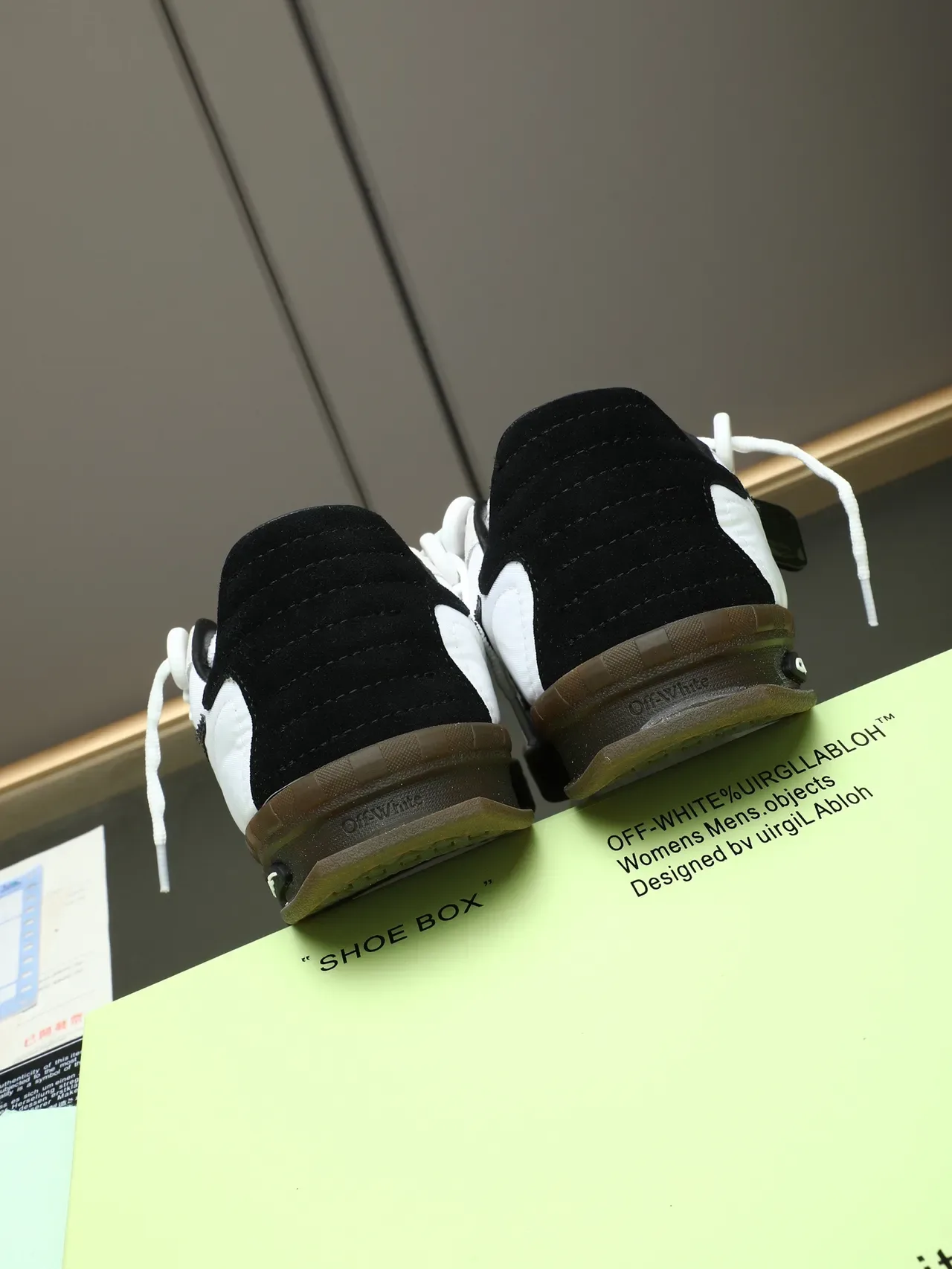Off-White sneakers noires déconstruites style de vie industriel 3