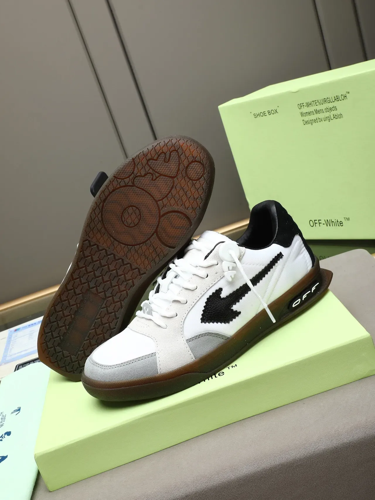 Off-White sneakers noires déconstruites style de vie industriel 4