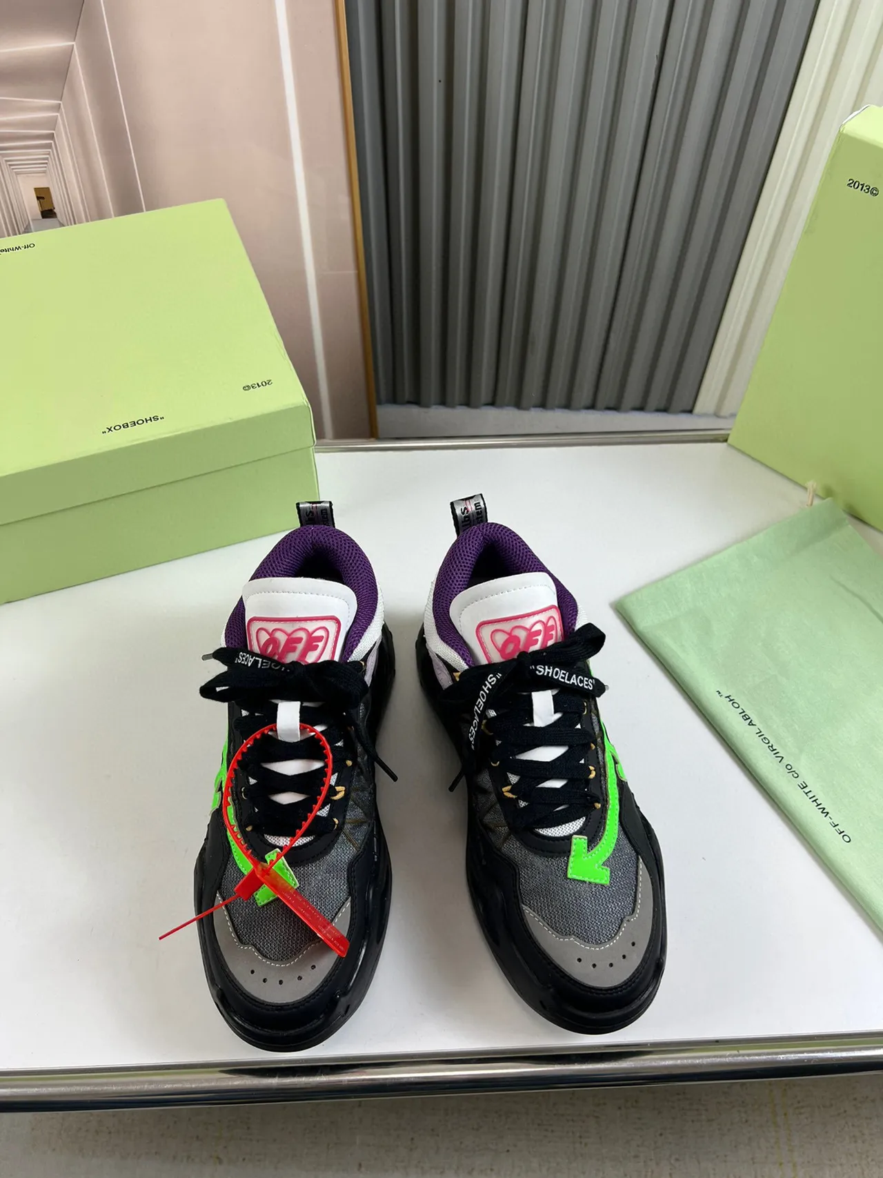 Off-White काला हरा सोल औद्योगिक तीर मोटिफ चंकी स्नीकर 9