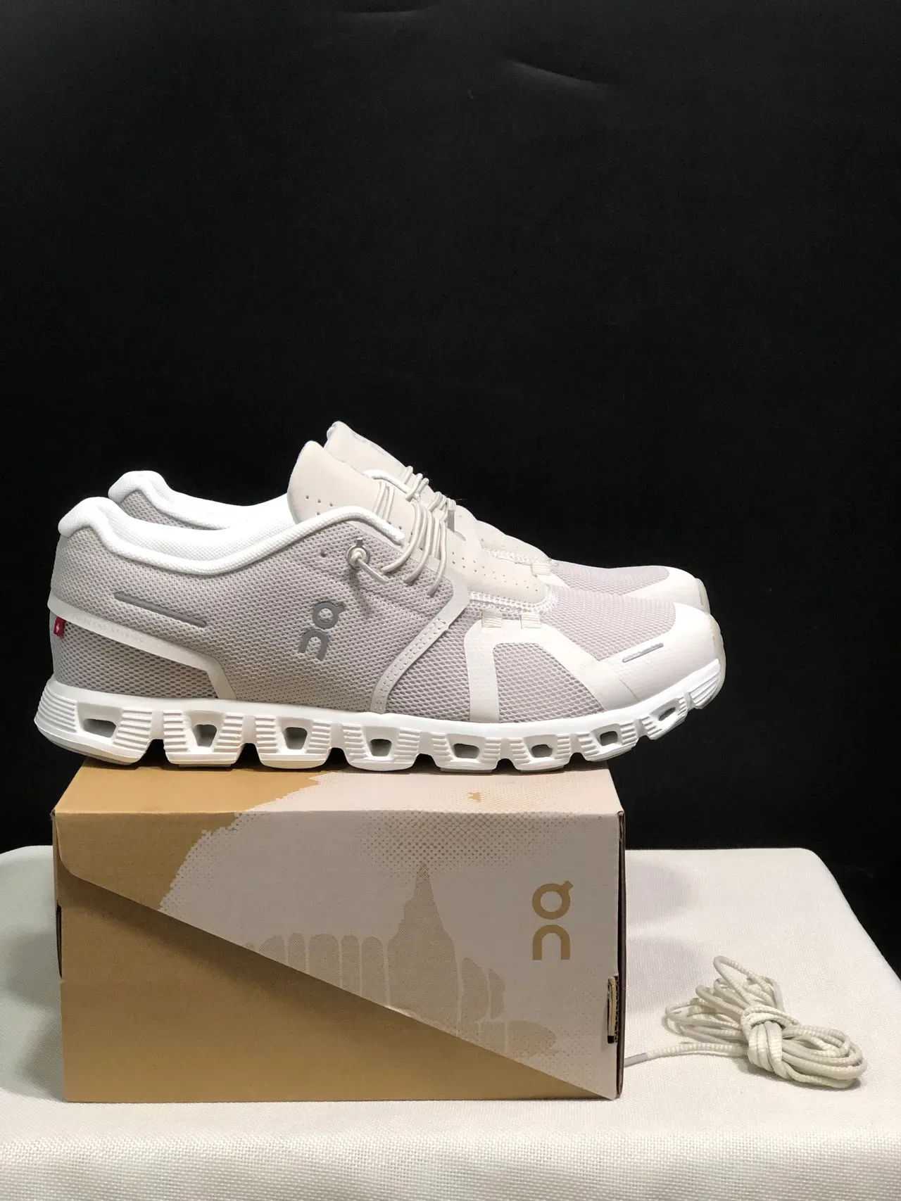 On Cloud Gris Blanco Malla Superior Media Suela Segmentada Zapatillas Lifestyle 2