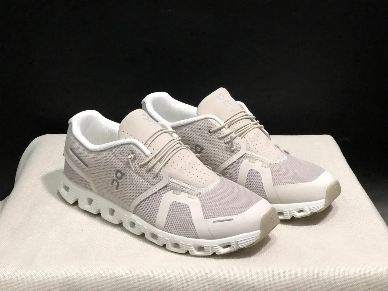 On Cloud Gris Blanco Malla Superior Media Suela Segmentada Zapatillas Lifestyle 3