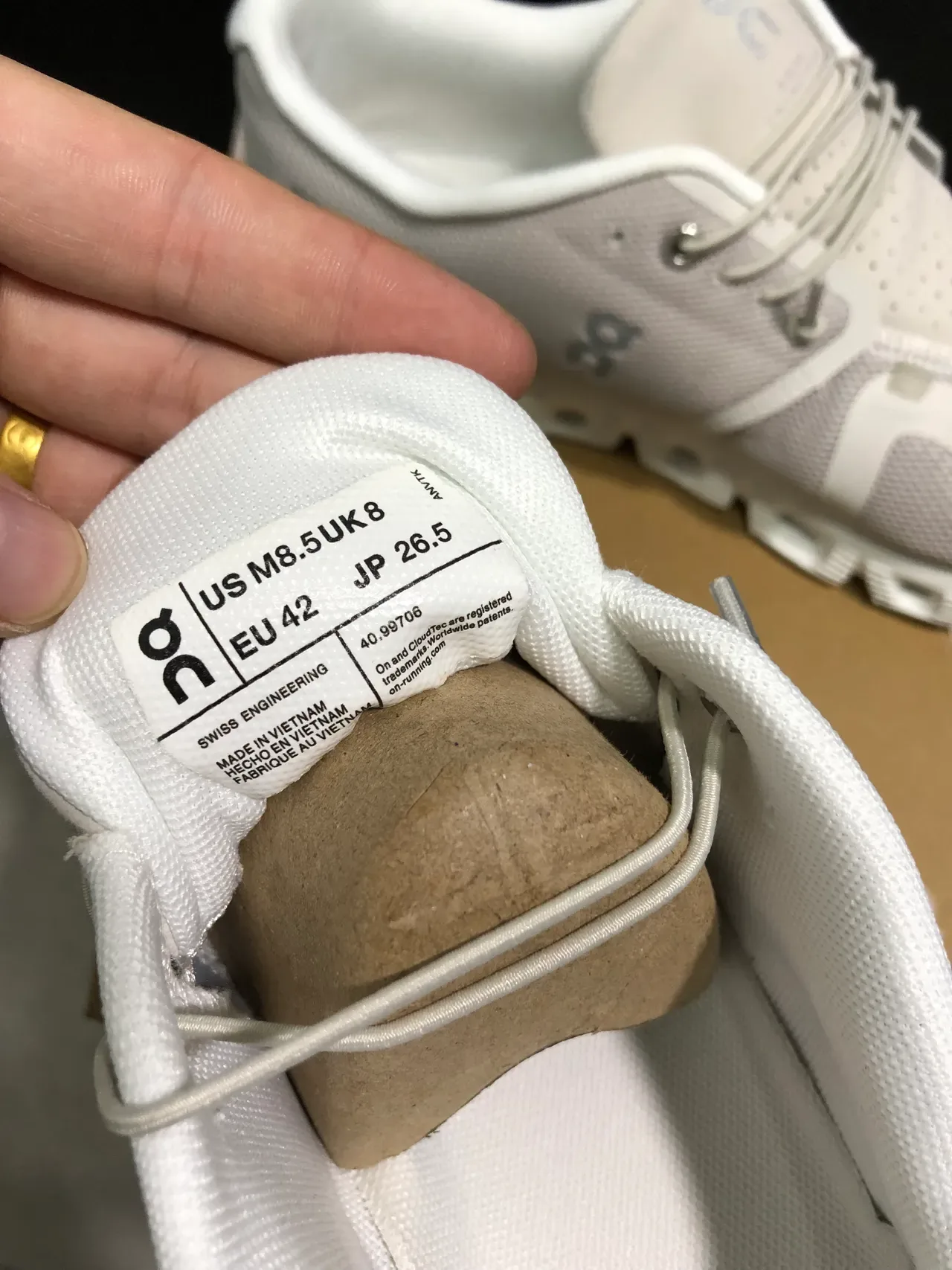 On Cloud Gris Blanco Malla Superior Media Suela Segmentada Zapatillas Lifestyle 4