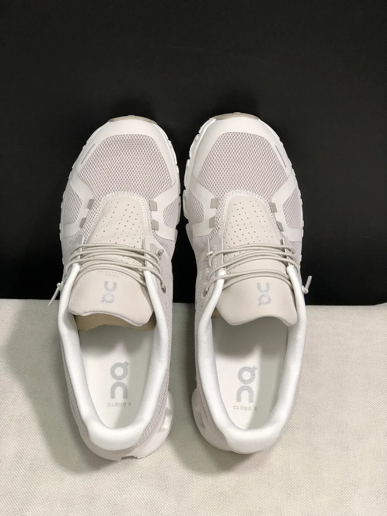 On Cloud Gris Blanco Malla Superior Media Suela Segmentada Zapatillas Lifestyle 5