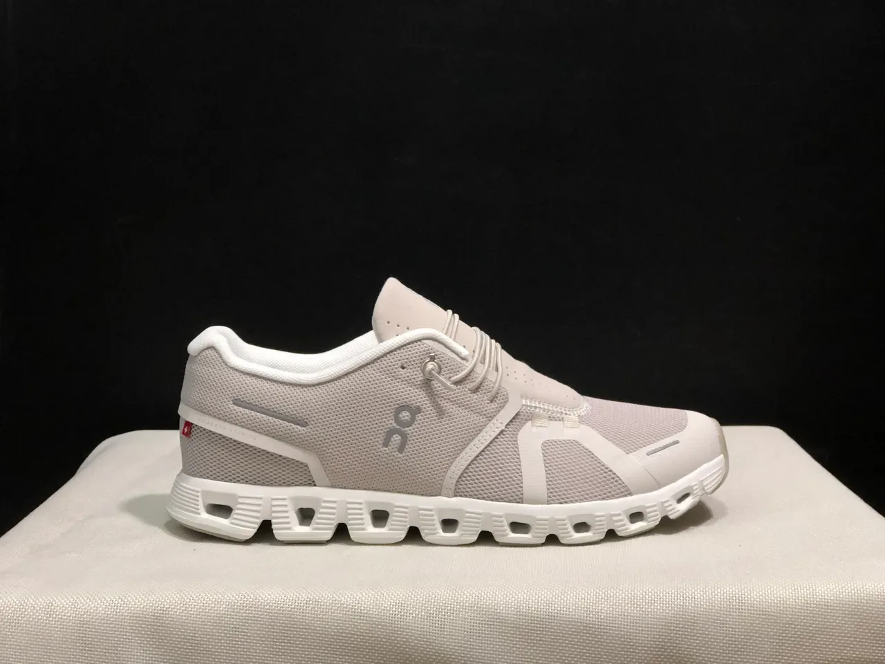 On Cloud Gris Blanco Malla Superior Media Suela Segmentada Zapatillas Lifestyle 6