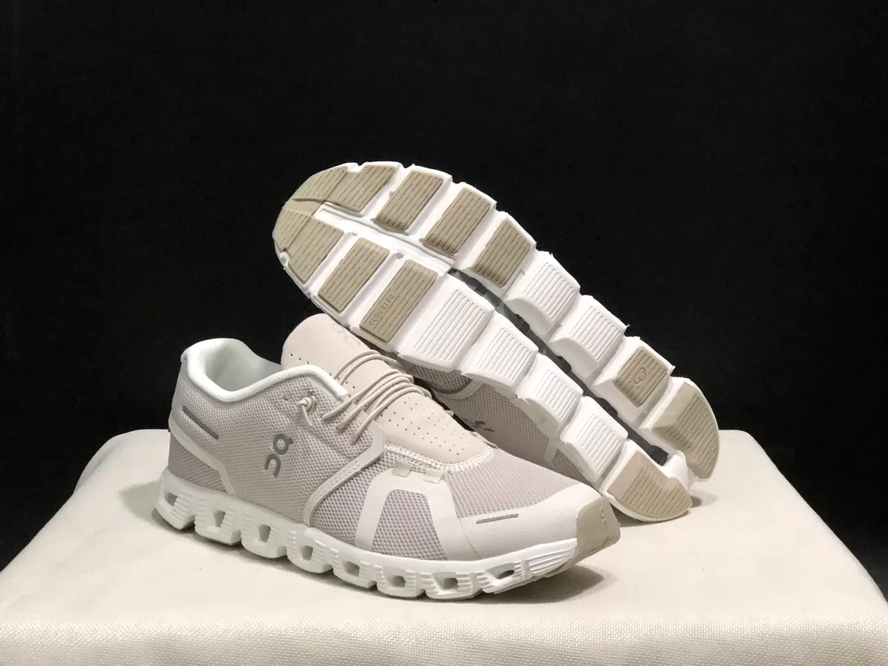 On Cloud Gris Blanco Malla Superior Media Suela Segmentada Zapatillas Lifestyle 7