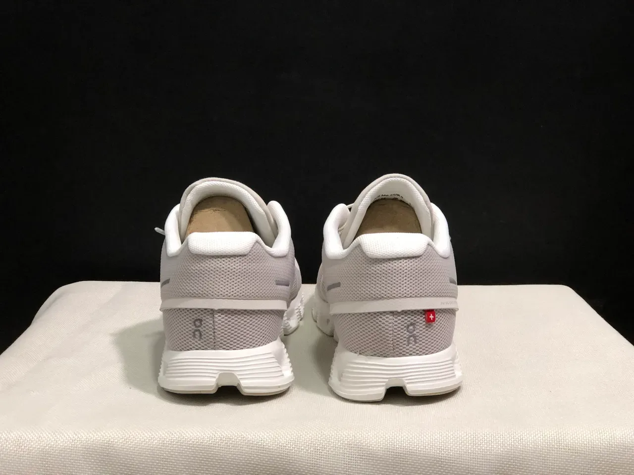 On Cloud Gris Blanco Malla Superior Media Suela Segmentada Zapatillas Lifestyle 8
