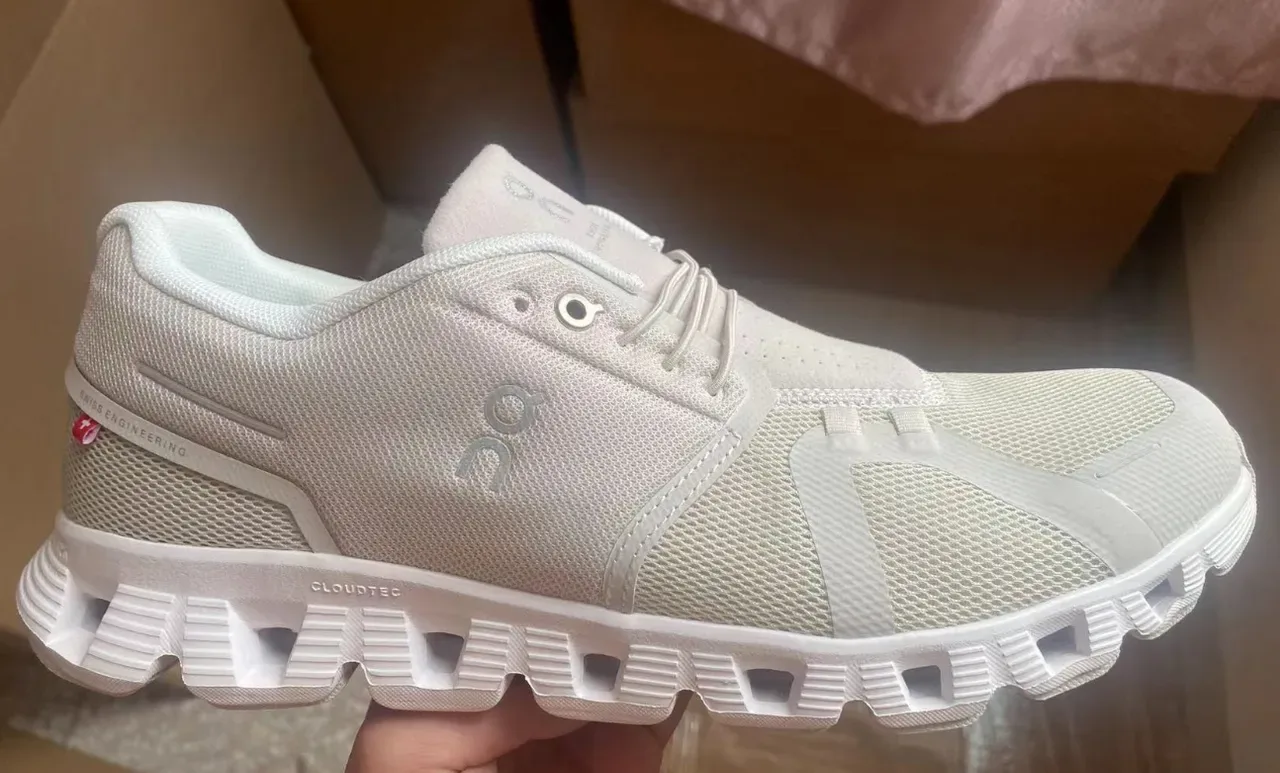 On Cloud Gris Blanco Malla Superior Media Suela Segmentada Zapatillas Lifestyle 9