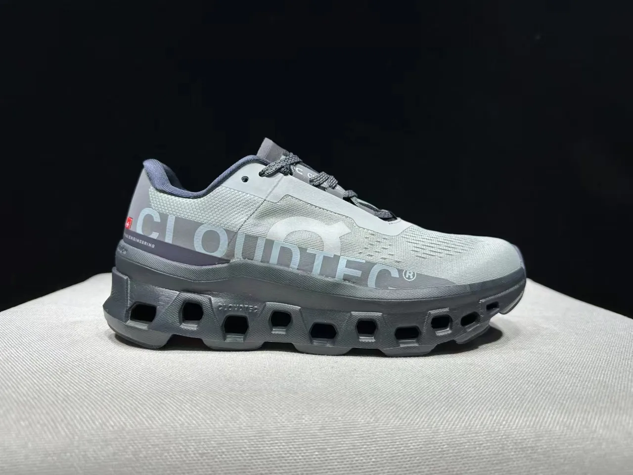 On Cloudmonster 灰黑跑鞋 8