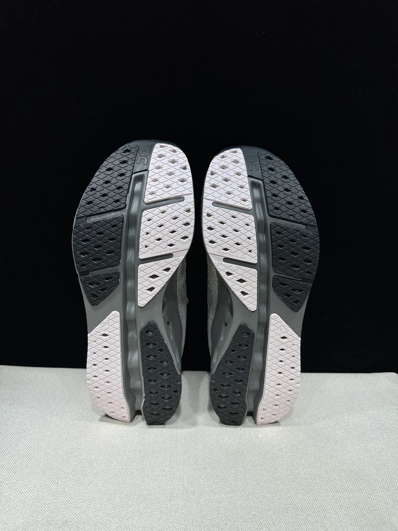 On Gris Negro Parte superior de tricot ingenieril Open Hexagonal CloudTec Pods Zapatos de running 6