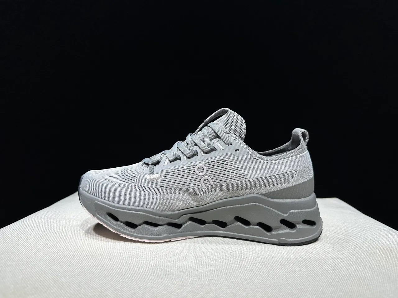 On Gris Negro Parte superior de tricot ingenieril Open Hexagonal CloudTec Pods Zapatos de running 7