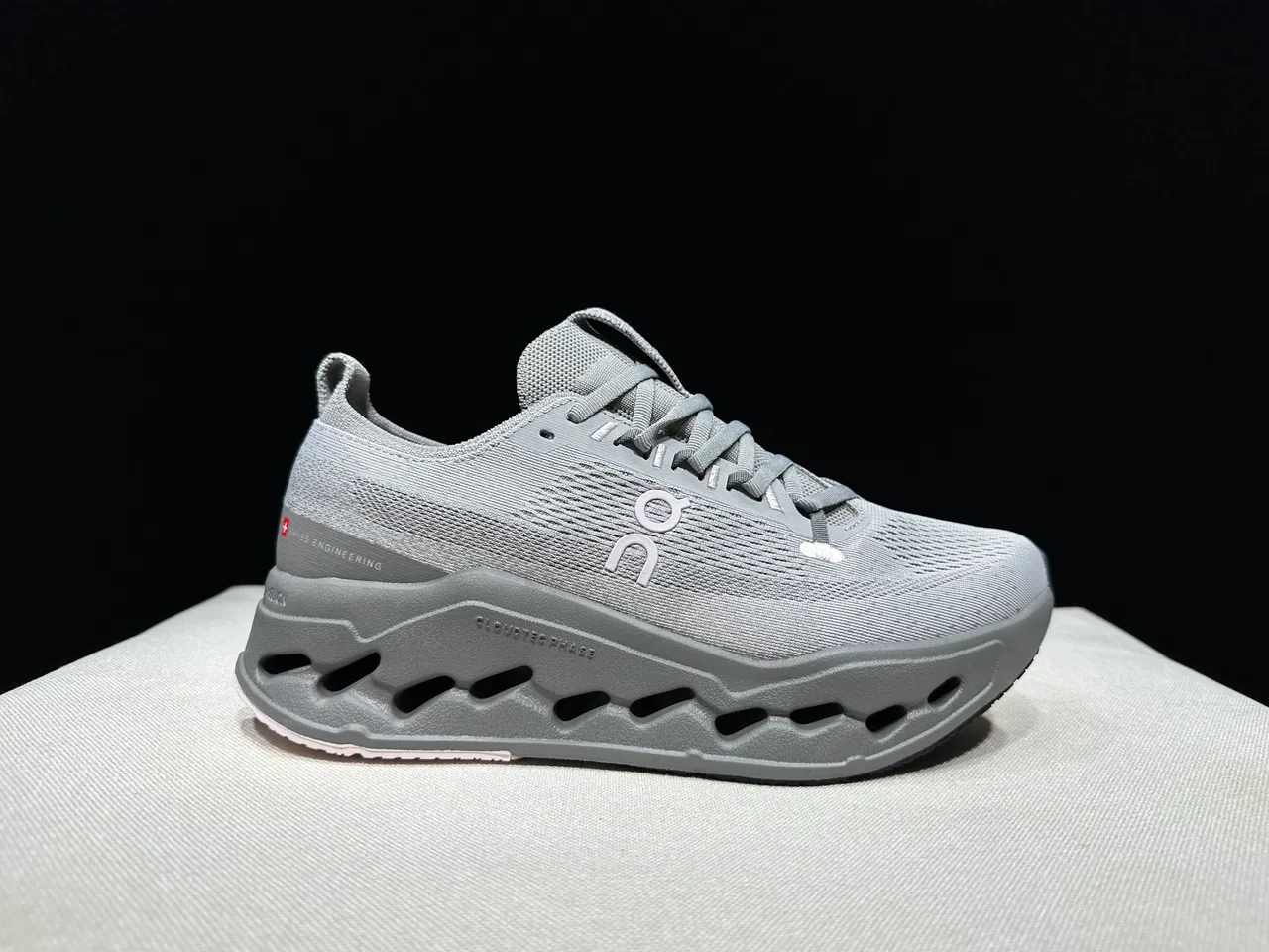 On Gris Negro Parte superior de tricot ingenieril Open Hexagonal CloudTec Pods Zapatos de running 8