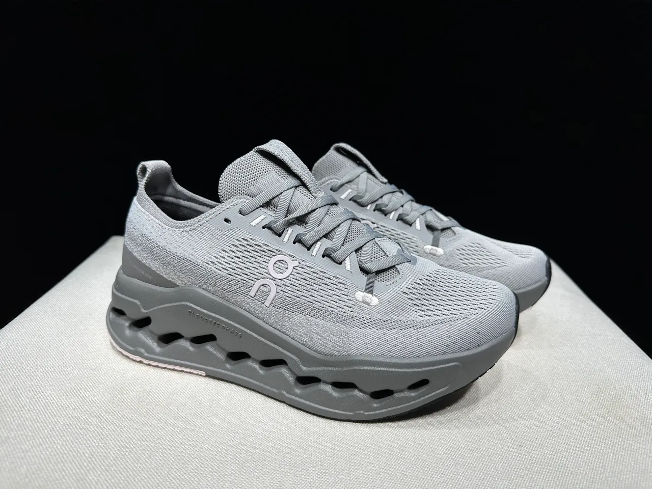 On Gris Negro Parte superior de tricot ingenieril Open Hexagonal CloudTec Pods Zapatos de running 9
