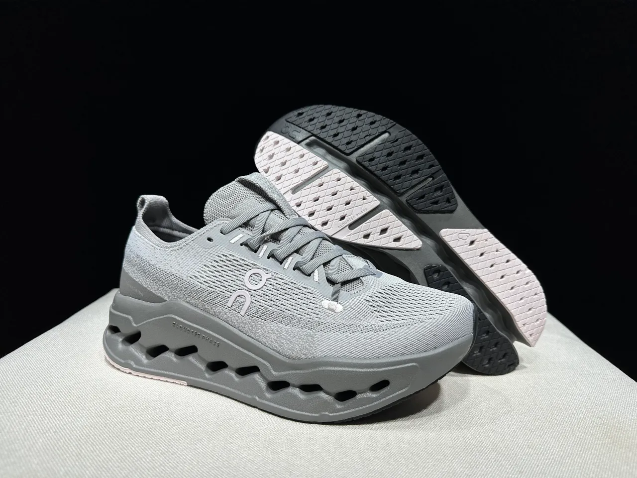 On Gris Negro Parte superior de tricot ingenieril Open Hexagonal CloudTec Pods Zapatos de running 10