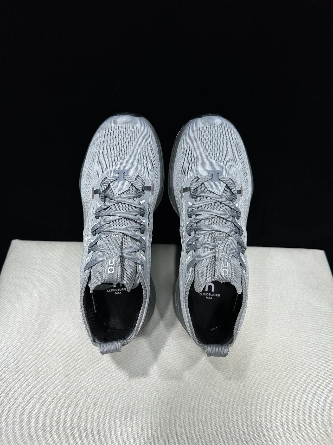 On Gris Negro Parte superior de tricot ingenieril Open Hexagonal CloudTec Pods Zapatos de running 11