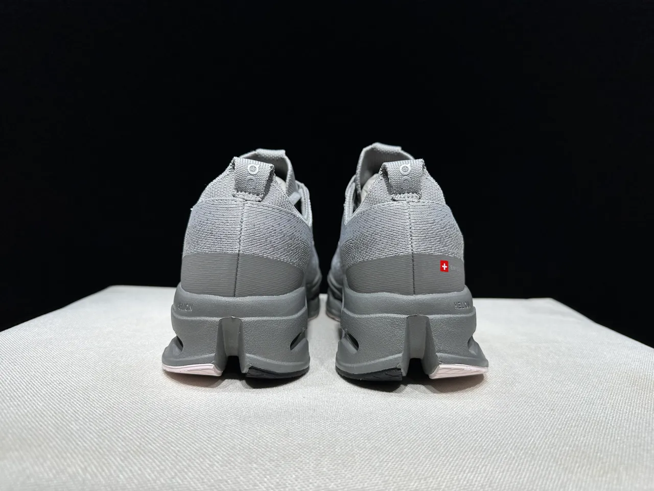 On Gris Negro Parte superior de tricot ingenieril Open Hexagonal CloudTec Pods Zapatos de running 12