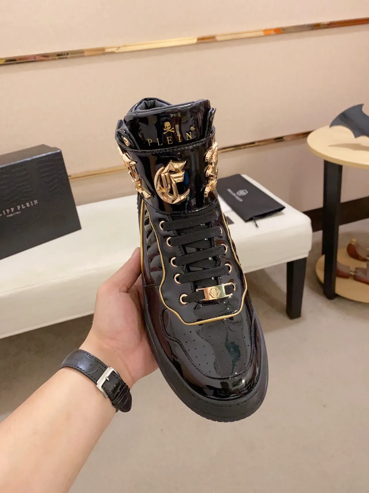 Philipp Plein Rockstar Black Gold Baskets lifestyle en cuir verni patenté noir et or haut 2
