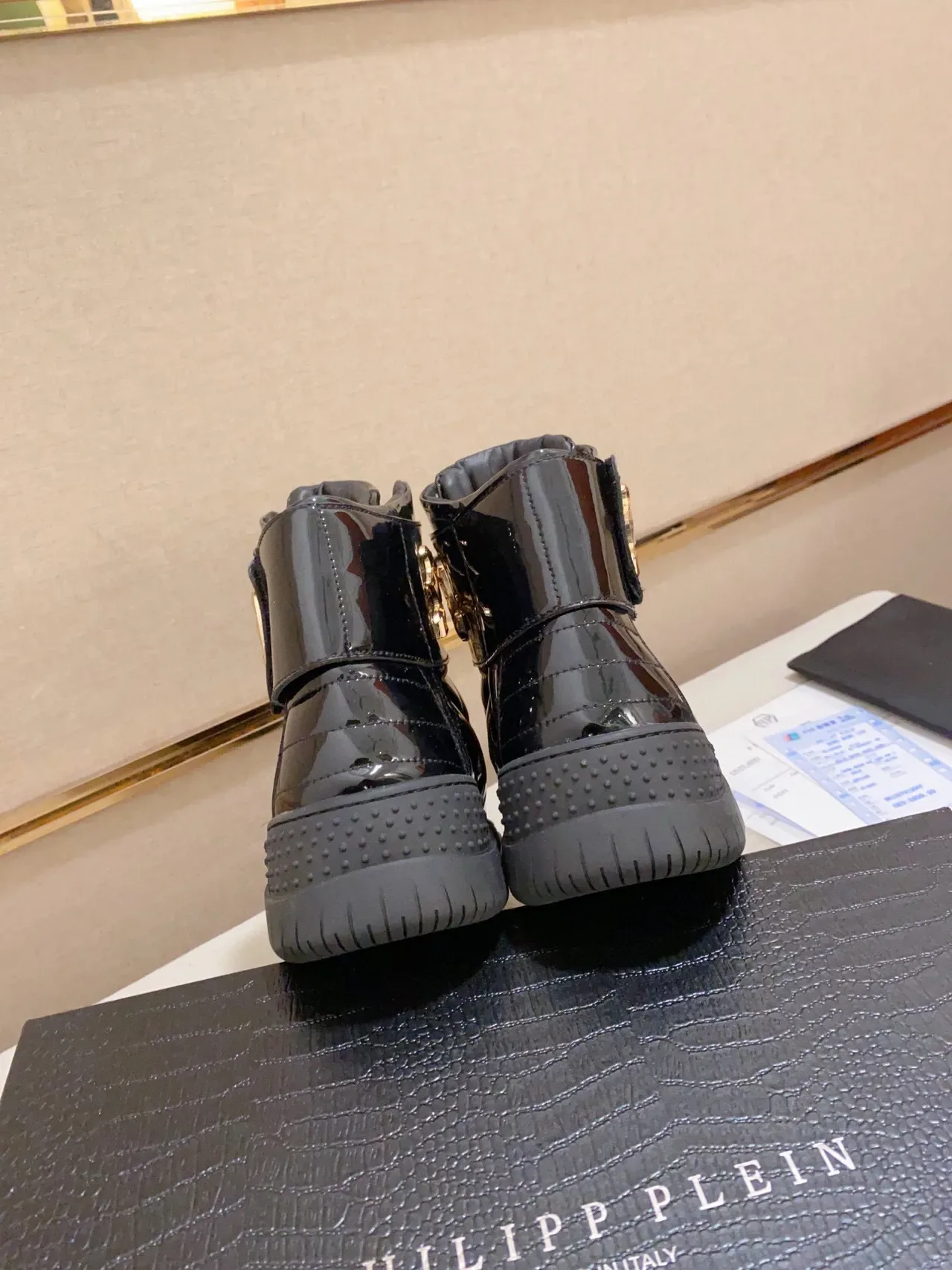 Philipp Plein Rockstar Black Gold Baskets lifestyle en cuir verni patenté noir et or haut 4