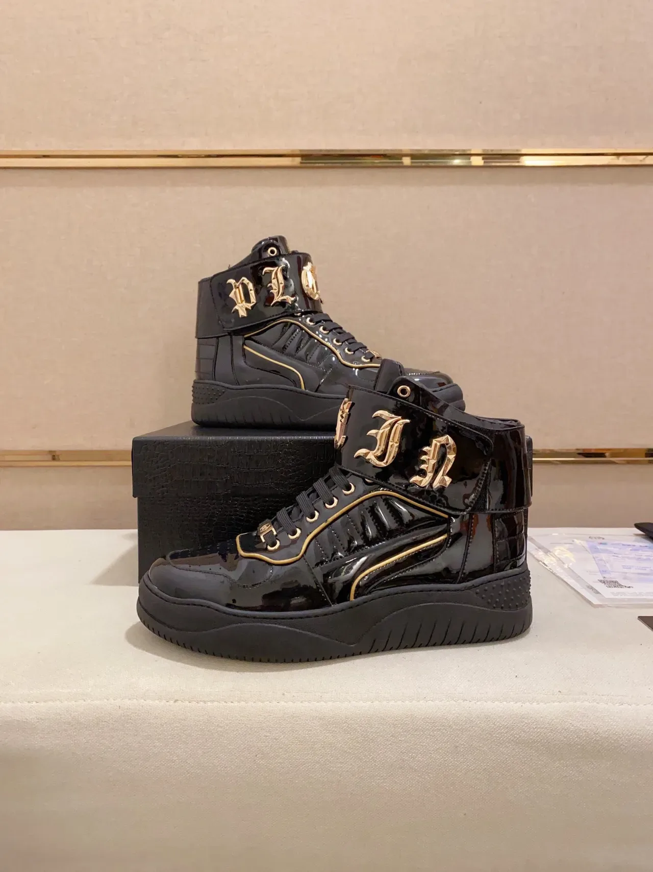 Philipp Plein Rockstar Black Gold Baskets lifestyle en cuir verni patenté noir et or haut 5