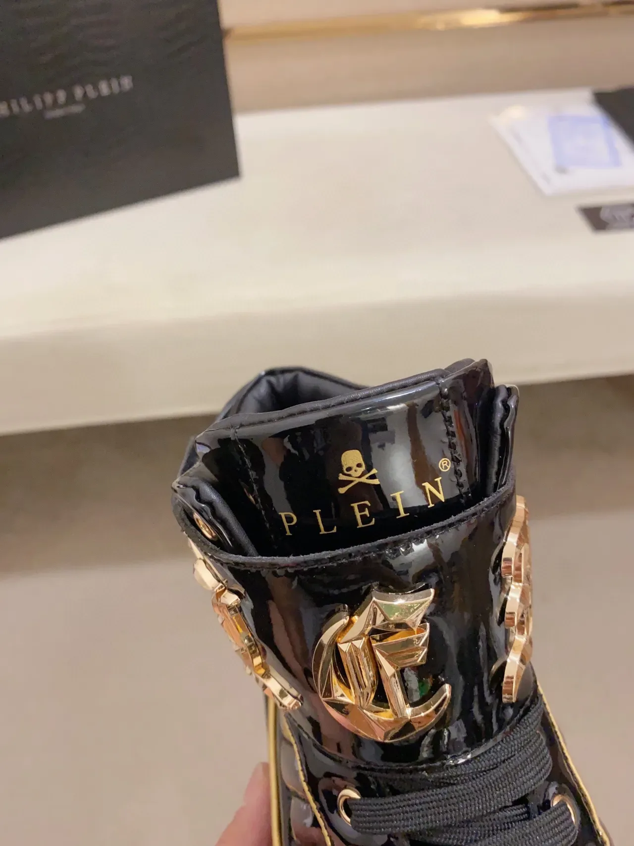 Philipp Plein Rockstar Black Gold Baskets lifestyle en cuir verni patenté noir et or haut 6
