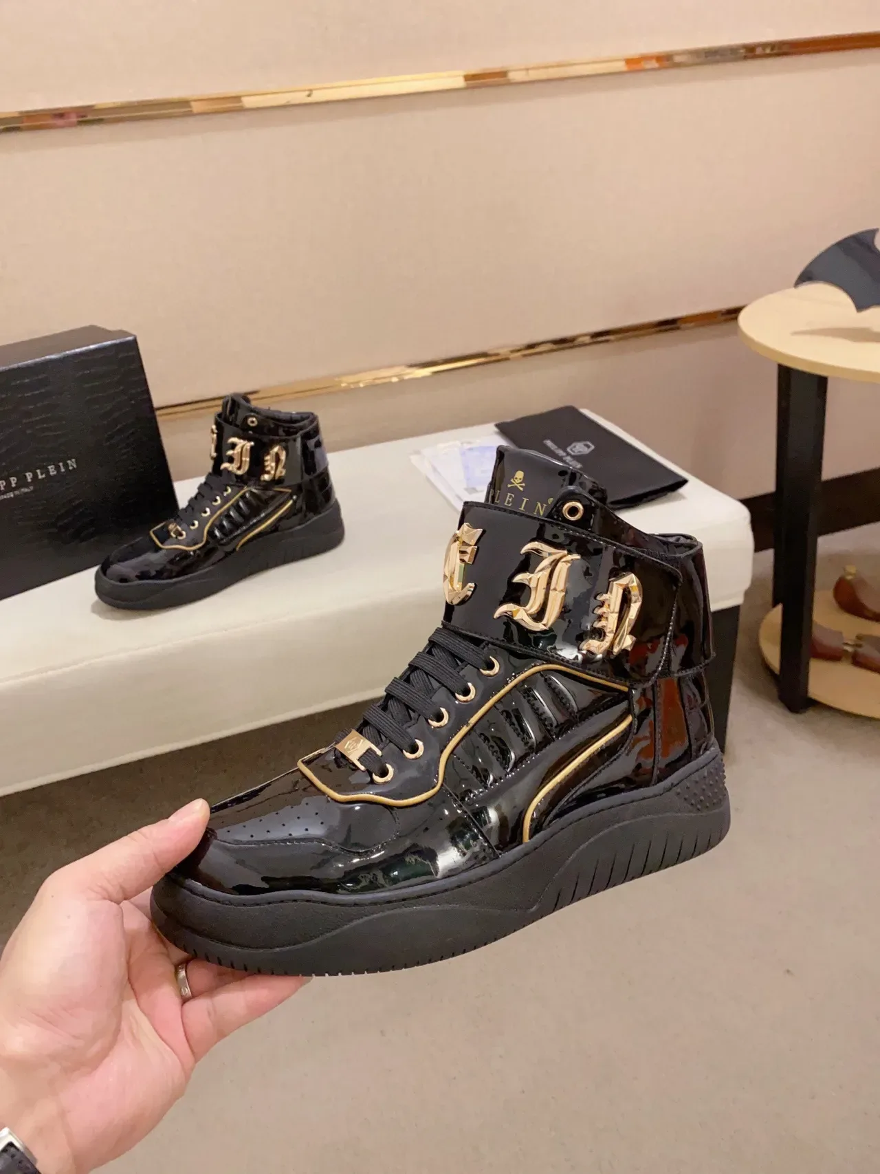 Philipp Plein Rockstar Black Gold Baskets lifestyle en cuir verni patenté noir et or haut 7