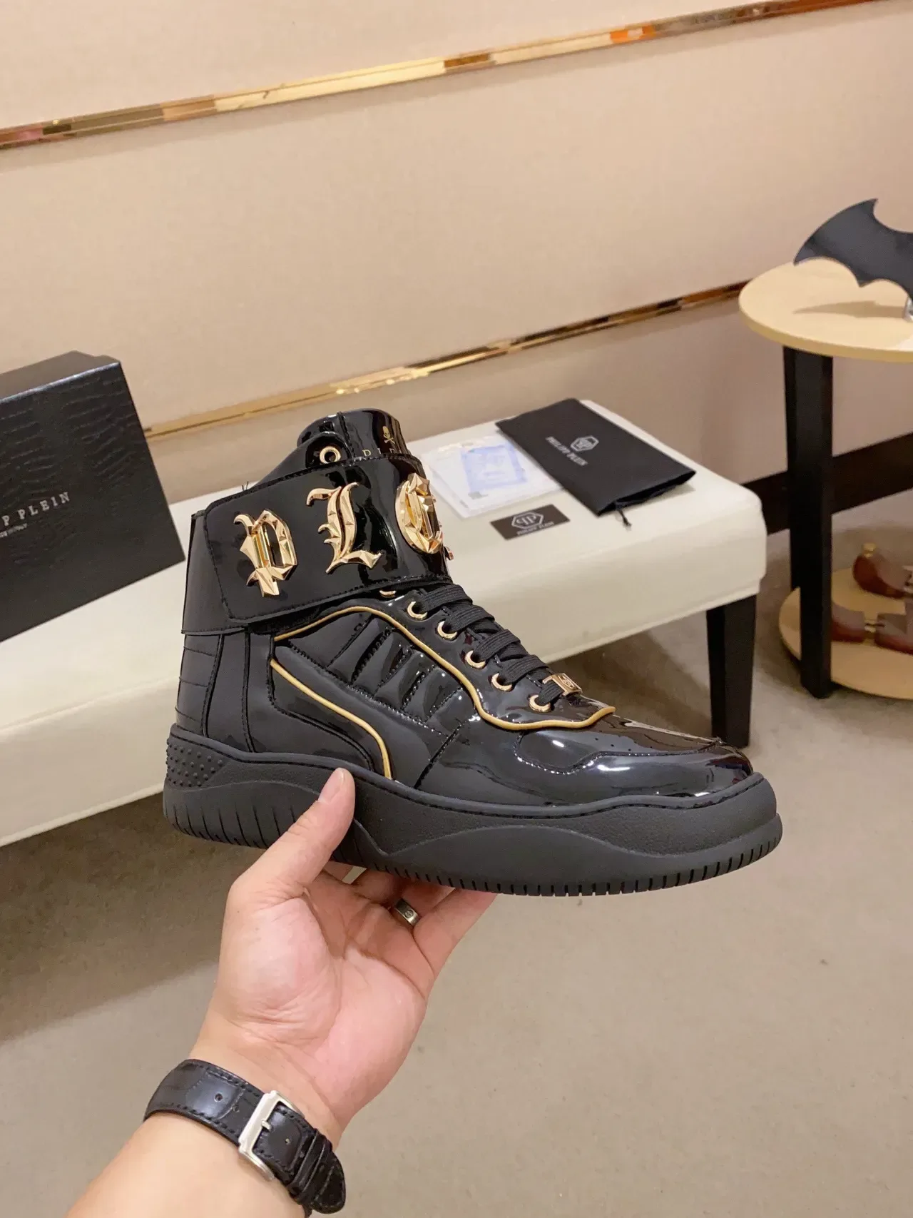 Philipp Plein Rockstar Black Gold Baskets lifestyle en cuir verni patenté noir et or haut 8