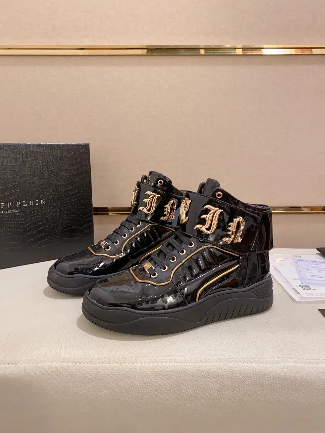 Philipp Plein Rockstar Black Gold Baskets lifestyle en cuir verni patenté noir et or haut 9