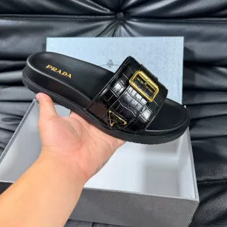 Prada Sandalias de Cuero Negro y Oro con Hebilla de Cocodrilo Embossado