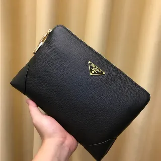 Prada Sac à main en cuir texturisé noir et or avec logo triangulaire