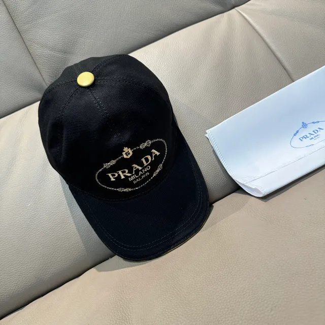 Prada काला स्वर्ण संरचित छह-पैनल सिल्क लोगो बेसबॉल कैप 3