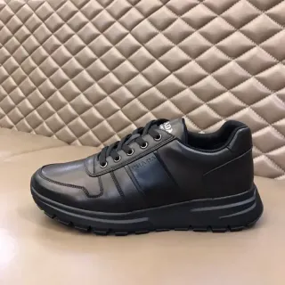 普拉达黑色分段皮革上层压印Logo条纹生活方式运动鞋