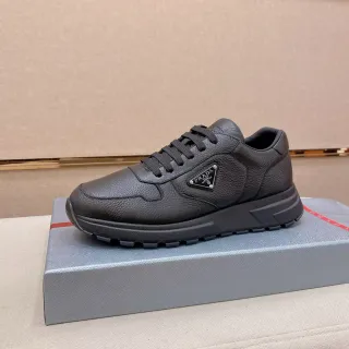 Prada काला पेब्ल्ड लेदर त्रिकोण लोगो प्लेक जीवनशैली स्नीकर