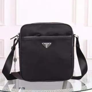 Prada काला आयताकार नायलॉन शरीर फ्रंट जिप पॉकेट मेसेंजर बैग