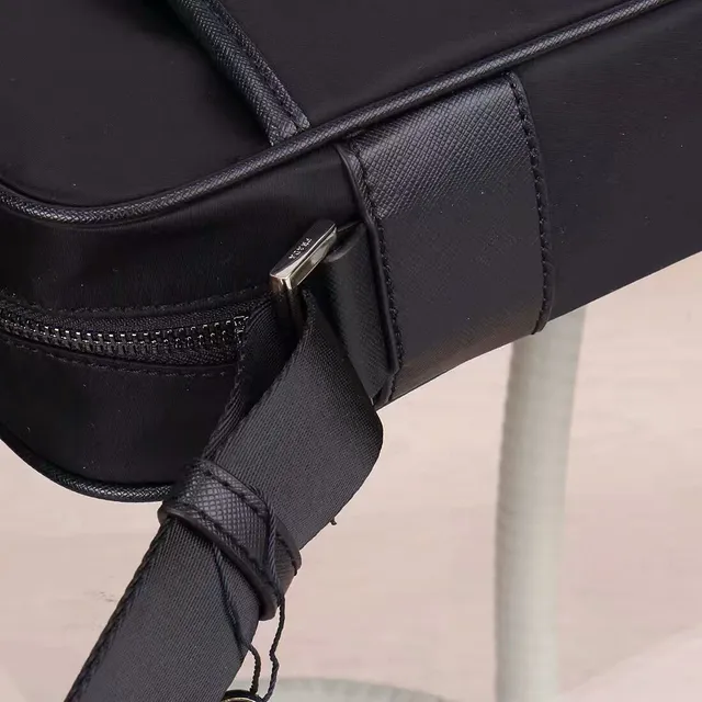 Prada 黑色 矩形 尼龙 身体前拉链口袋 信使包 5