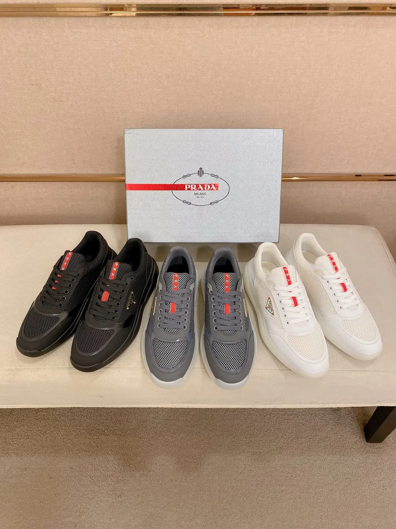 Prada Sneakers Lifestyle Noir et Rouge Maille et Synthétique Logo Métal Triangulaire 2