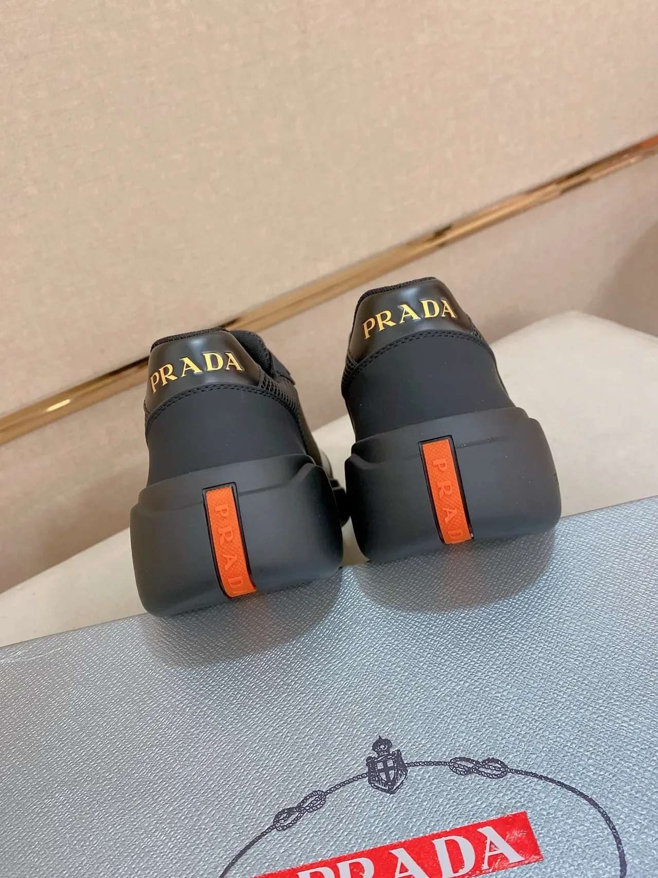Prada Sneakers Lifestyle Noir et Rouge Maille et Synthétique Logo Métal Triangulaire 4