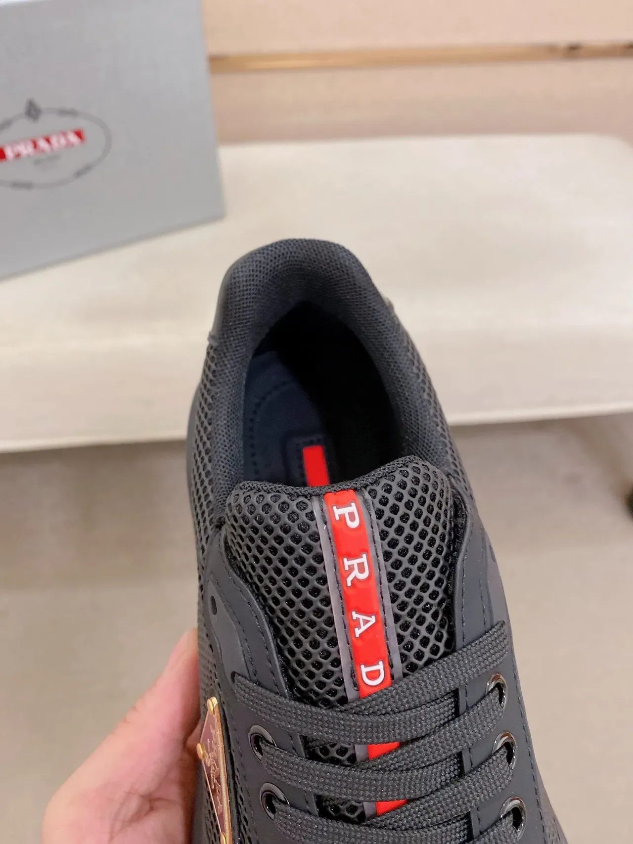 Prada Sneakers Lifestyle Noir et Rouge Maille et Synthétique Logo Métal Triangulaire 5