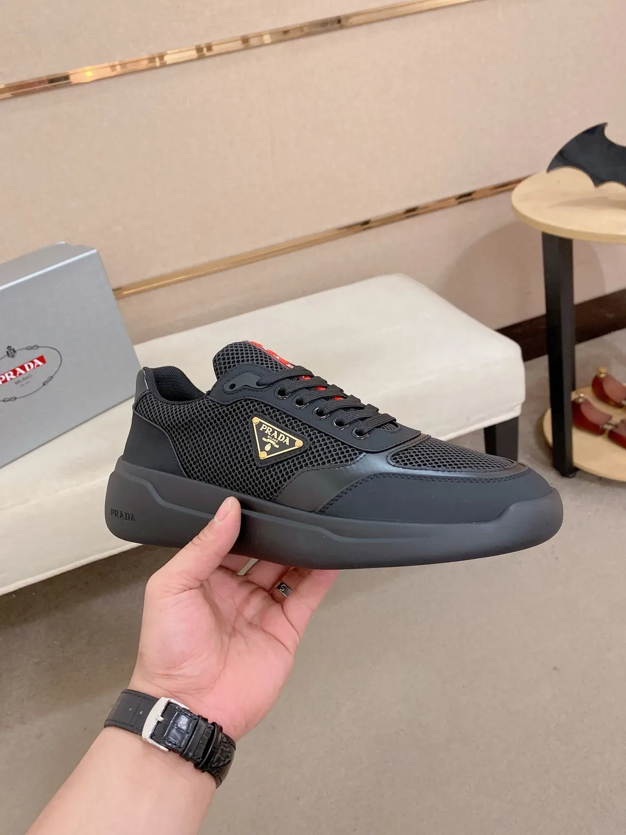 Prada Sneakers Lifestyle Noir et Rouge Maille et Synthétique Logo Métal Triangulaire 6