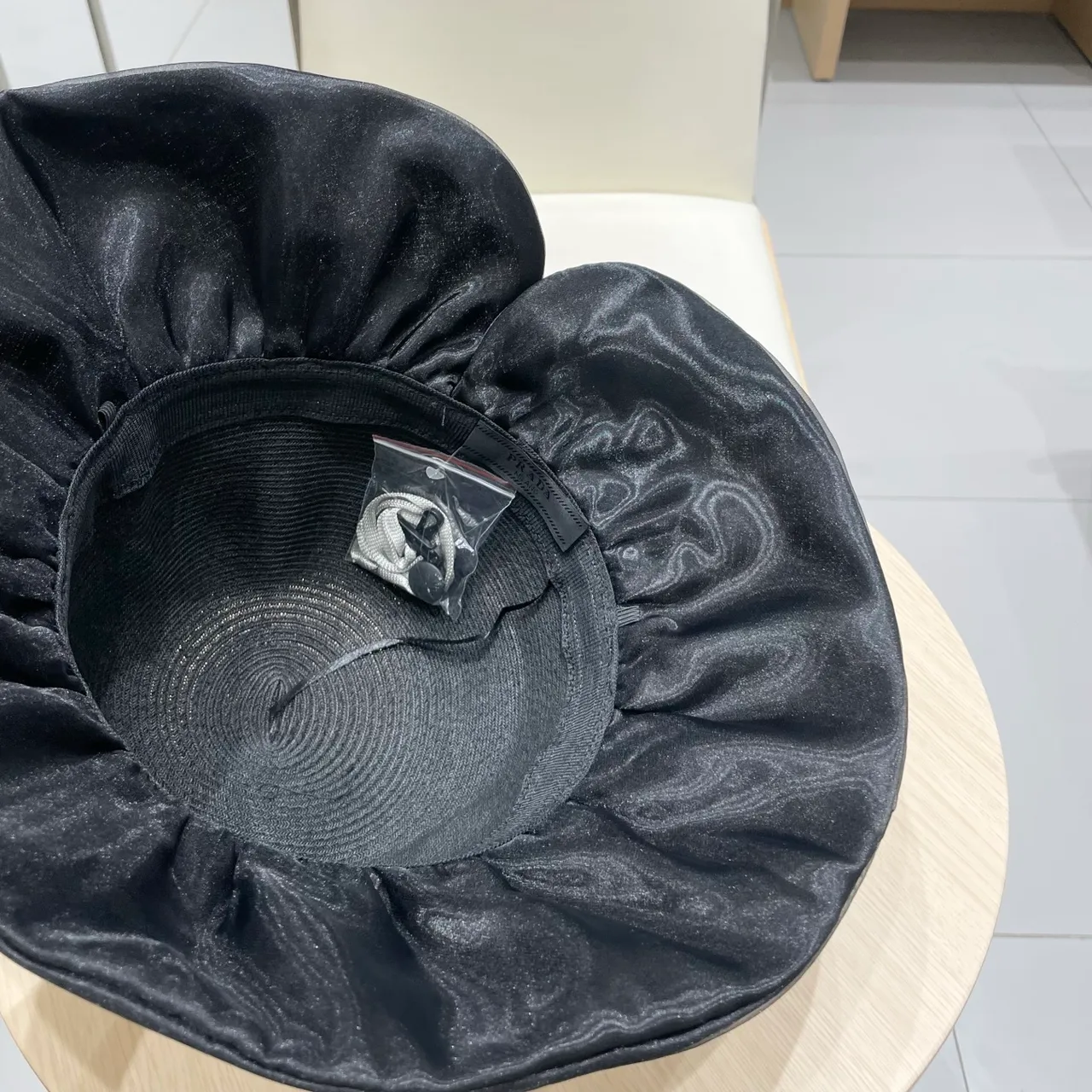 Prada কালো বোনা ভূসির মতো মুকুট চওড়া ঢিলা কিনারা Fedora 2