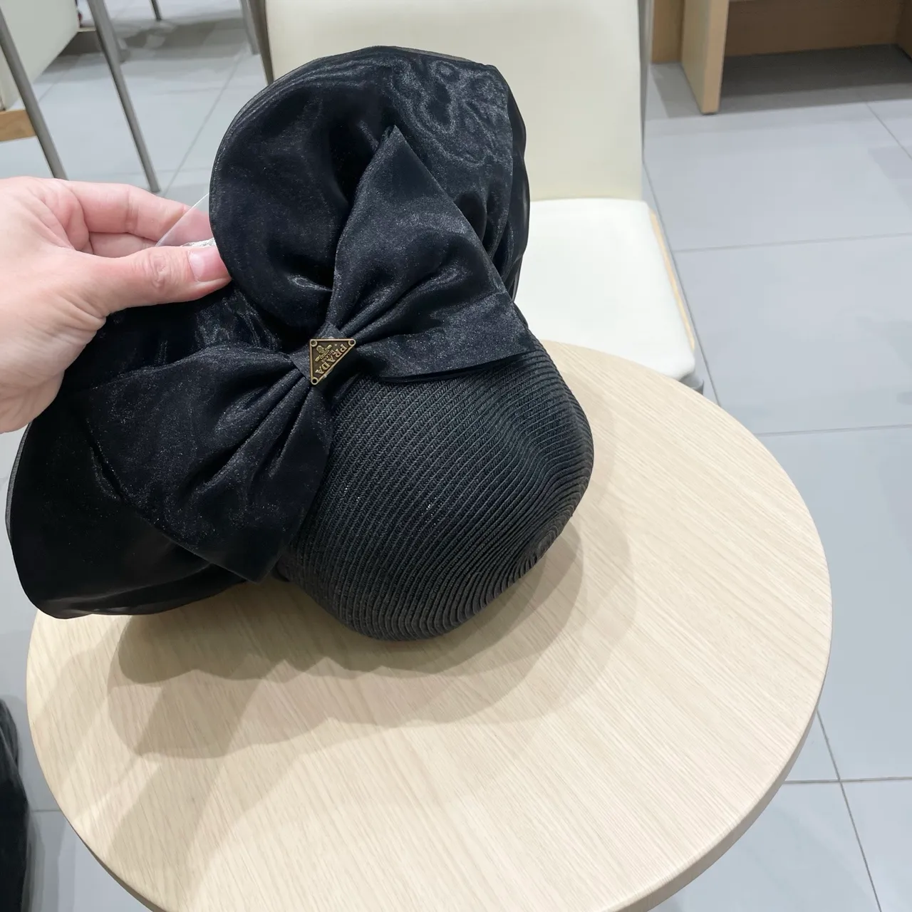Prada কালো বোনা ভূসির মতো মুকুট চওড়া ঢিলা কিনারা Fedora 5