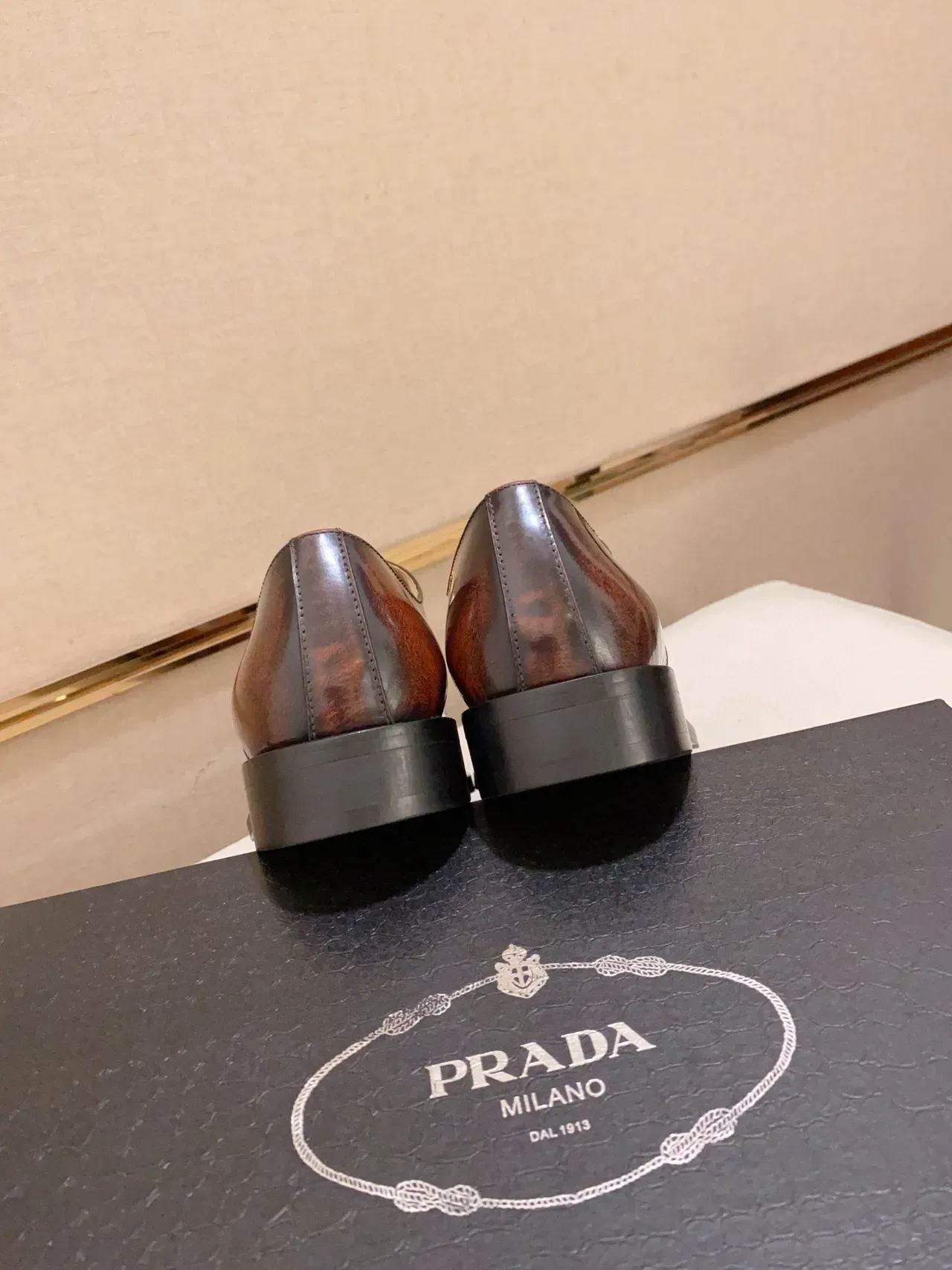 Prada भूरी पॉलिश्ड लेदर कैप टो ऑक्सफोर्ड जूते 3