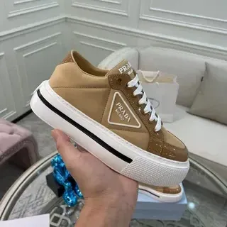 Prada Cloudbust भूरा-सफेद प्लेटफॉर्म सोल ट्रायांगुलर लोगो पैच लाइफस्टाइल स्नीकर