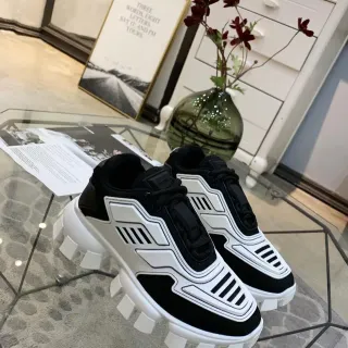 Prada Cloudbust tênis pretos e brancos chunky